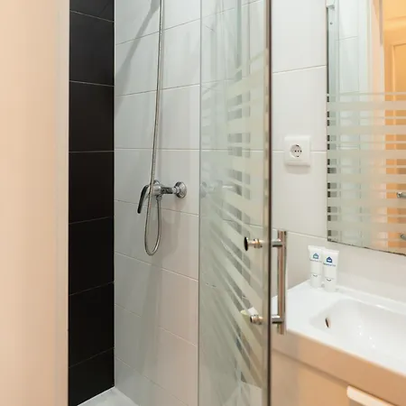 Host Wise - Spacious Modern Flat W Balcony ポルト