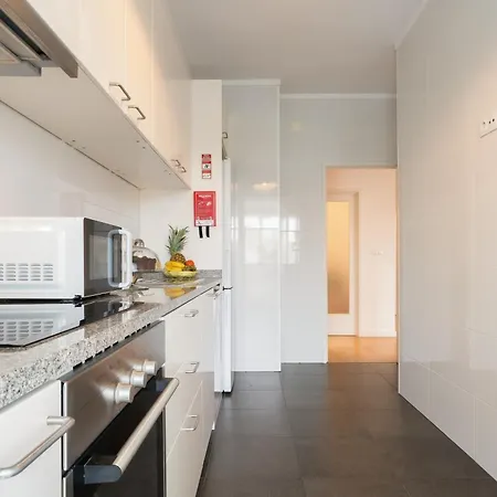 Host Wise - Spacious Modern Flat W Balcony Apartment
