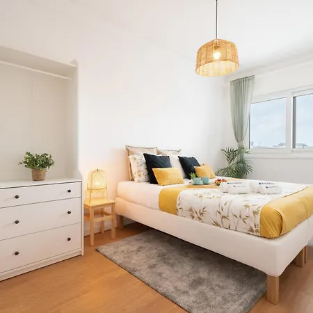 Host Wise - Spacious Modern Flat W Balcony Apartment
