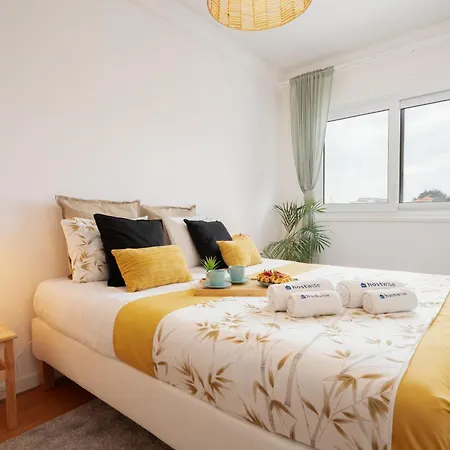 Host Wise - Spacious Modern Flat W Balcony Apartment