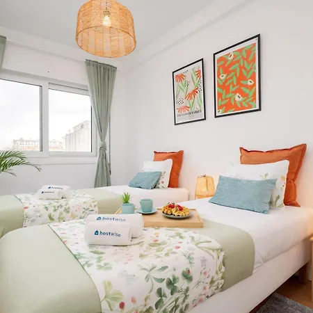 Host Wise - Spacious Modern Flat W Balcony Apartment