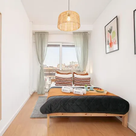 Host Wise - Spacious Modern Flat W Balcony Apartment