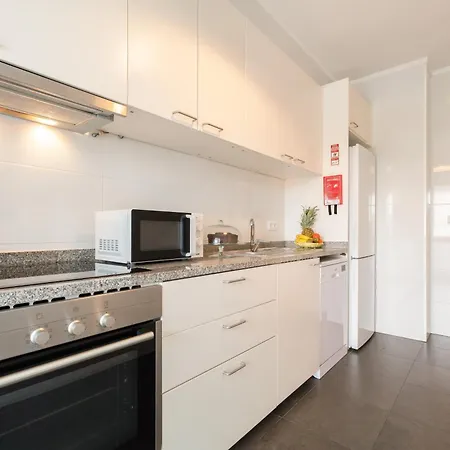 Host Wise - Spacious Modern Flat W Balcony Apartment