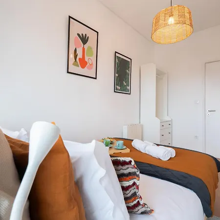 Host Wise - Spacious Modern Flat W Balcony