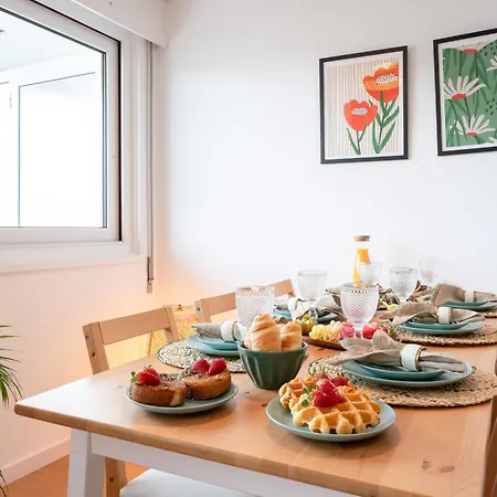 Host Wise - Spacious Modern Flat W Balcony Apartment