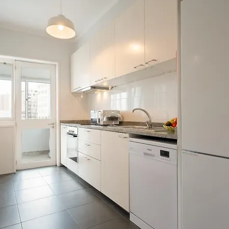 Host Wise - Spacious Modern Flat W Balcony *