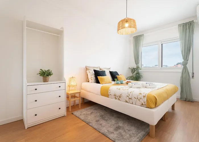 Host Wise - Spacious Modern Flat W Balcony Apartment