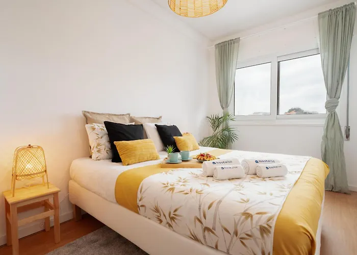 Host Wise - Spacious Modern Flat W Balcony Apartment