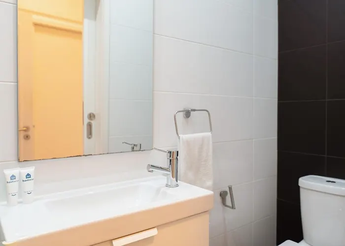 Host Wise - Spacious Modern Flat W Balcony * 波尔图