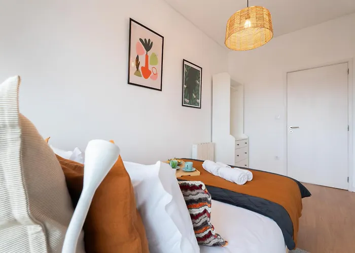 Host Wise - Spacious Modern Flat W Balcony