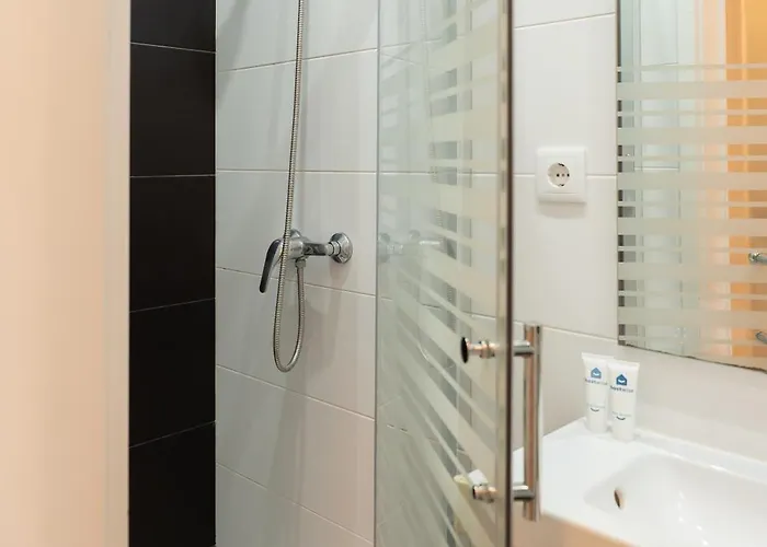 Host Wise - Spacious Modern Flat W Balcony 波尔图