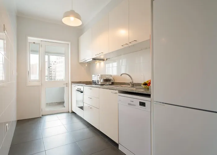 Host Wise - Spacious Modern Flat W Balcony *