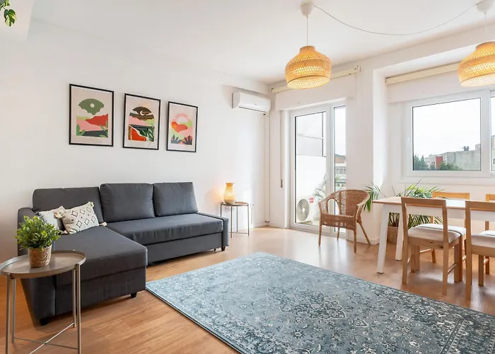 Host Wise - Spacious Modern Flat W Balcony