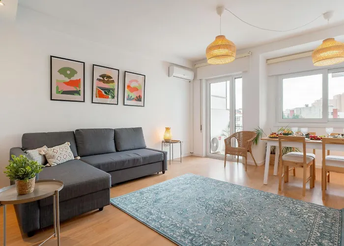 Host Wise - Spacious Modern Flat W Balcony 波尔图