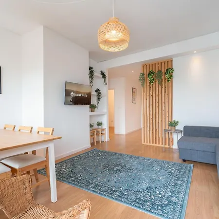 Host Wise - Spacious Modern Flat W Balcony