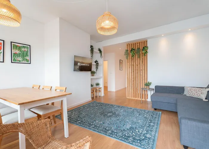 Host Wise - Spacious Modern Flat W Balcony