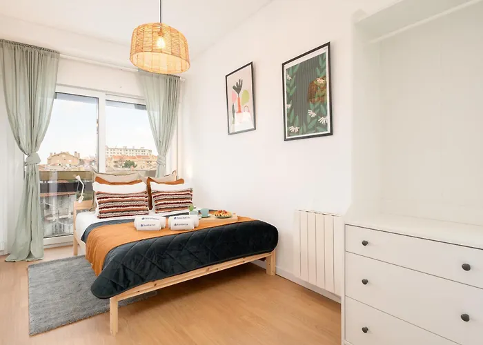 Host Wise - Spacious Modern Flat W Balcony