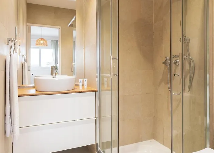 Lägenhet Host Wise - Spacious Modern Flat W Balcony