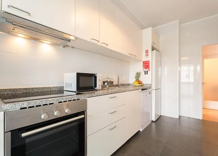 Host Wise - Spacious Modern Flat W Balcony Апартаменты